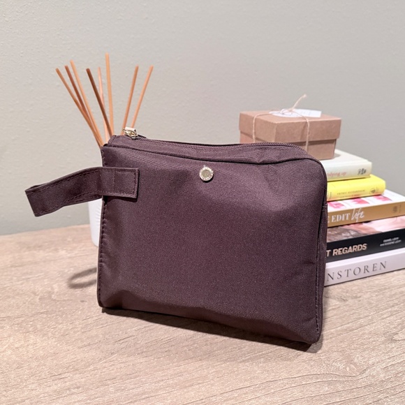 BVLGARI | Emirates Business Class Toiletry Pouch for Men - Picture 2 of 6